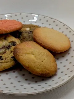 Foto de unas galletas de diferentes sabores en un plato